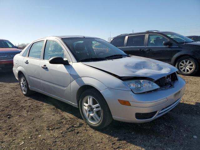 1FAHP34N97W343294 - 2007 FORD FOCUS ZX4 SILVER photo 4