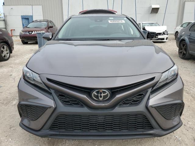 4T1G11AK0NU063743 - 2022 TOYOTA CAMRY SE GRAY photo 5