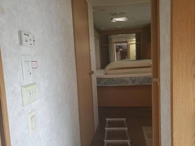 4YDF297244F703326 - 2004 KEYSTONE MONTANA WHITE photo 5