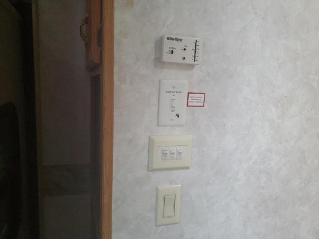 4YDF297244F703326 - 2004 KEYSTONE MONTANA WHITE photo 8