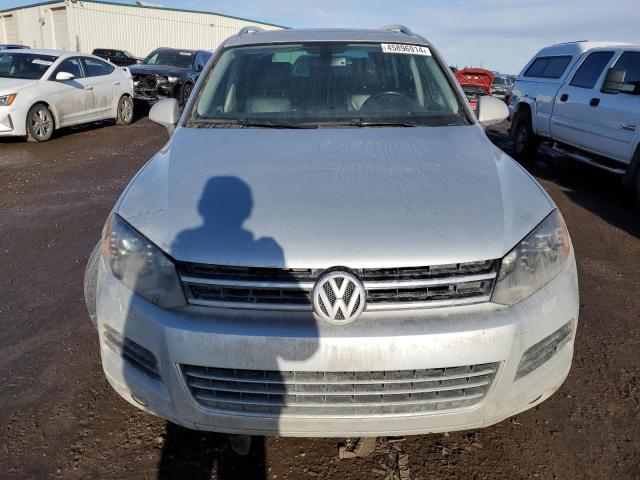 WVGEF9BP2DD008808 - 2013 VOLKSWAGEN TOUAREG V6 SILVER photo 5