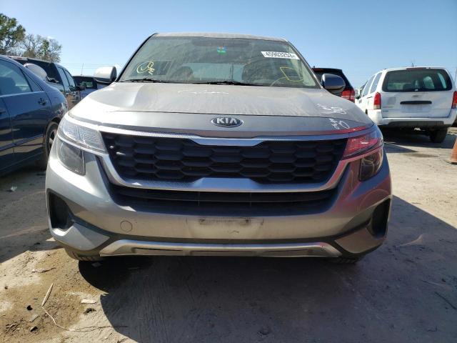 KNDEPCAA8M7203225 - 2021 KIA SELTOS LX SILVER photo 5