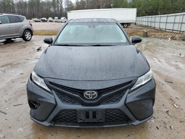 4T1B11HKXJU586634 - 2018 TOYOTA CAMRY L BLACK photo 5