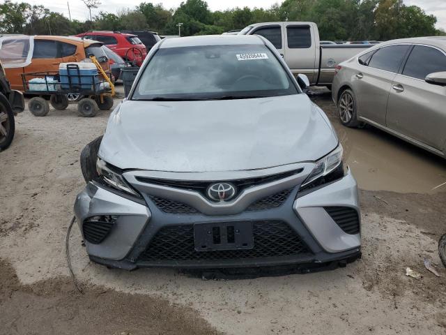 4T1B11HK4JU116471 - 2018 TOYOTA CAMRY L SILVER photo 5