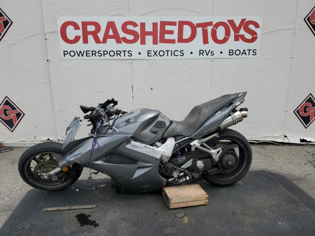 JH2RC46028M000221 - 2008 HONDA VFR800 GRAY photo 3