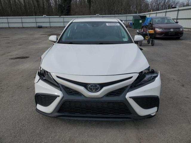 4T1T11AKXPU754876 - 2023 TOYOTA CAMRY SE NIGHT SHADE WHITE photo 5
