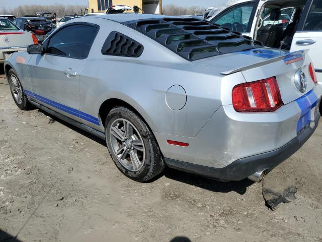 1ZVBP8AN4A5131205 - 2010 FORD MUSTANG SILVER photo 2