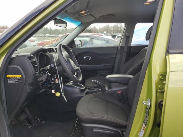 KNDJN2A25J7903299 - 2018 KIA SOUL GREEN photo 7