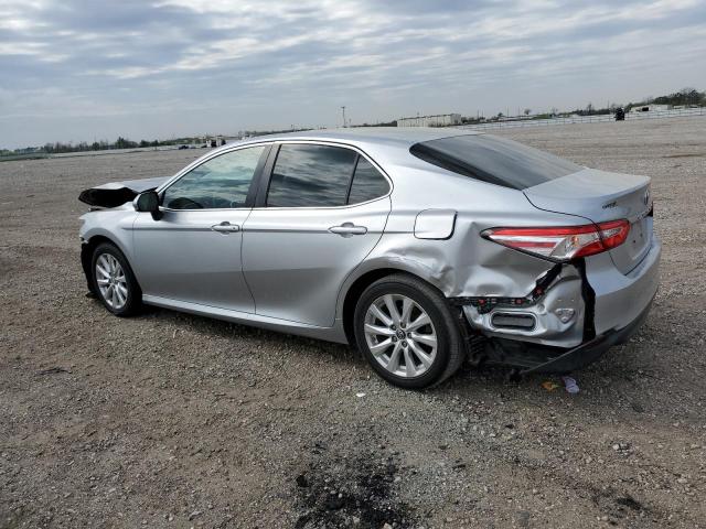 4T1B11HK1JU553196 - 2018 TOYOTA CAMRY L SILVER photo 2