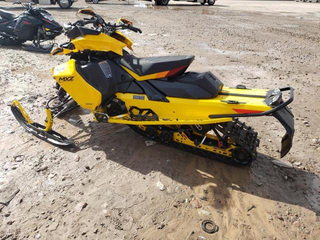 2BPSUEPD8PV000029 - 2023 SKI DOO MXZ YELLOW photo 3