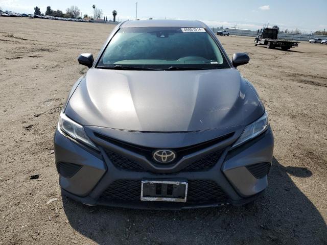 4T1B11HK6JU080699 - 2018 TOYOTA CAMRY L GRAY photo 5