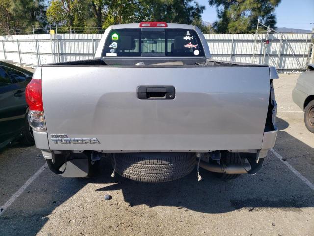 5TFRV54178X055475 - 2008 TOYOTA TUNDRA DOUBLE CAB SILVER photo 6