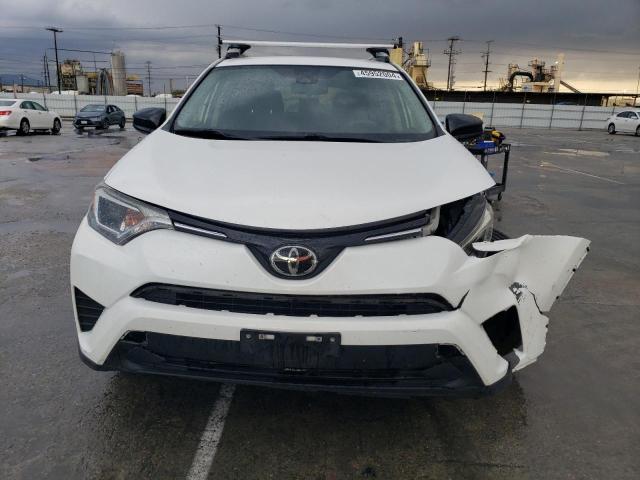 JTMZFREV1JJ205868 - 2018 TOYOTA RAV4 LE WHITE photo 5