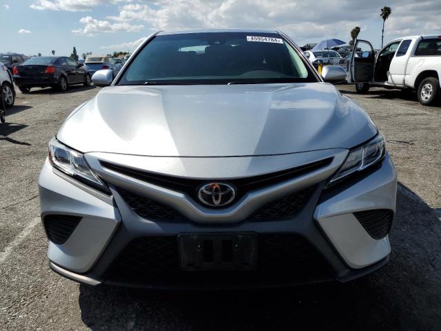 4T1B11HK1JU128092 - 2018 TOYOTA CAMRY L SILVER photo 5