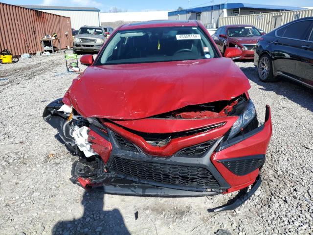 4T1G11AKXPU114149 - 2023 TOYOTA CAMRY SE NIGHT SHADE RED photo 5