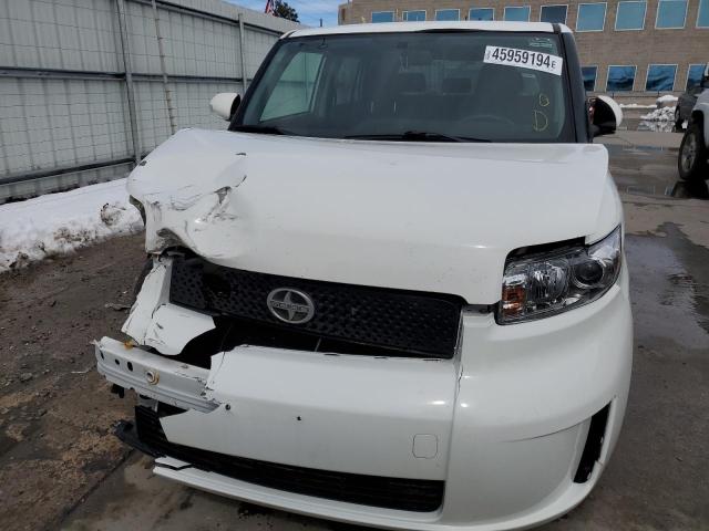 JTLKE50E891089931 - 2009 TOYOTA SCION XB WHITE photo 5