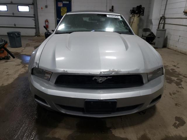 1ZVBP8EN0A5142468 - 2010 FORD MUSTANG SILVER photo 5