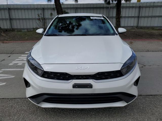 3KPF24AD8PE600361 - 2023 KIA FORTE LX WHITE photo 5