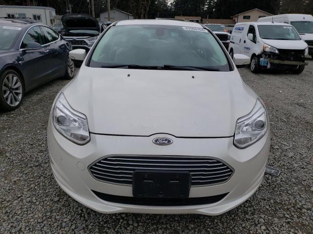 1FAHP3R46CL458382 - 2012 FORD FOCUS BEV WHITE photo 5