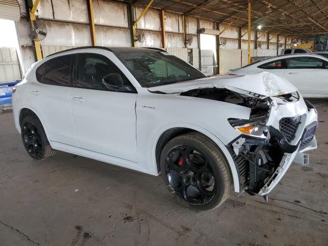 ZASPAKBN7N7D25427 - 2022 ALFA ROMEO STELVIO TI WHITE photo 4