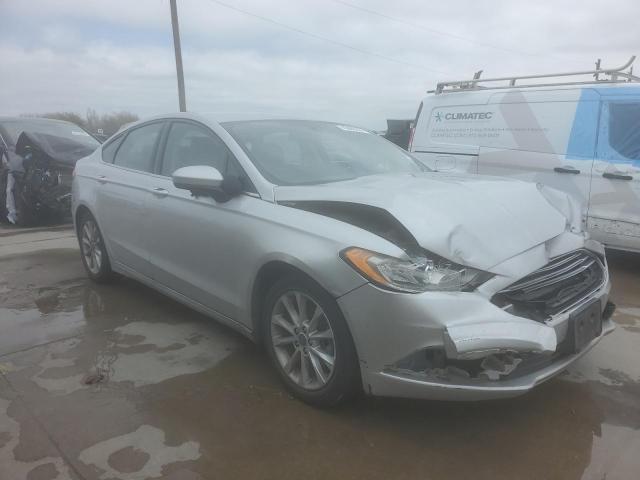 3FA6P0H79HR112420 - 2017 FORD FUSION SE SILVER photo 4