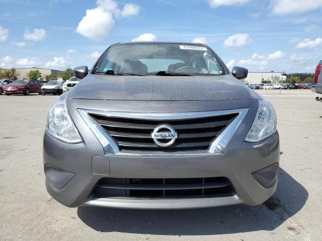 3N1CN7APXHL853431 - 2017 NISSAN VERSA S GRAY photo 5