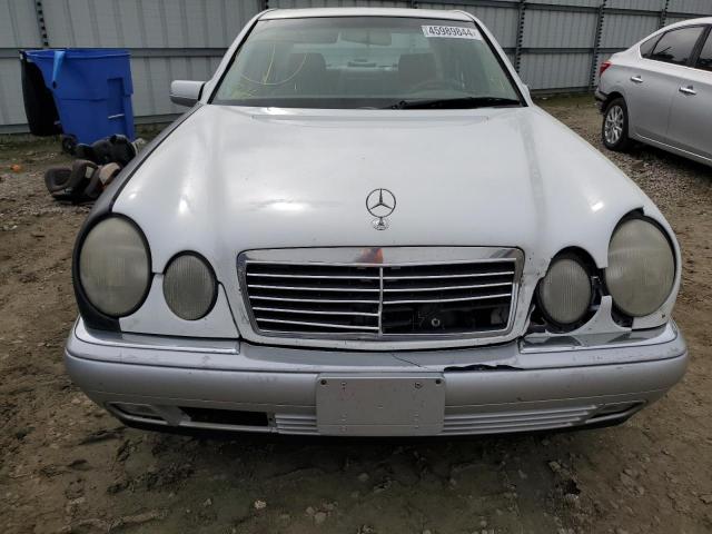 WDBJF65FXWA628295 - 1998 MERCEDES-BENZ E 320 WHITE photo 5