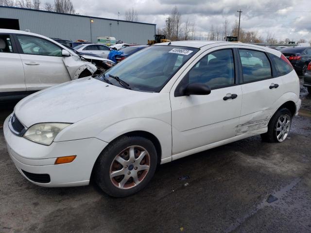 3FAFP37N25R138984 - 2005 FORD FOCUS ZX5 WHITE photo 1