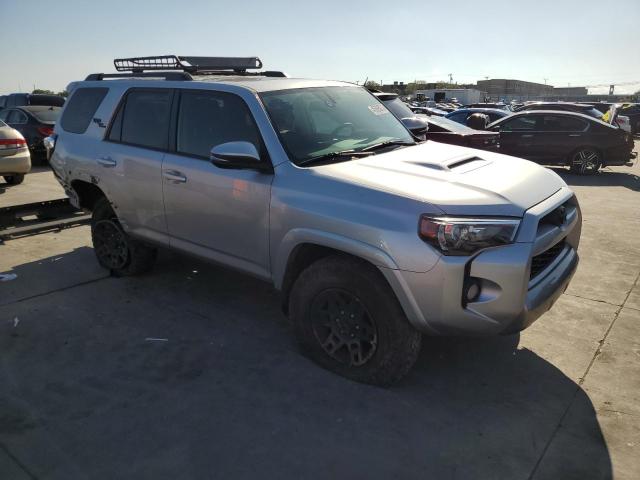 JTEBU5JR9J5605416 - 2018 TOYOTA 4RUNNER SR5/SR5 PREMIUM SILVER photo 4