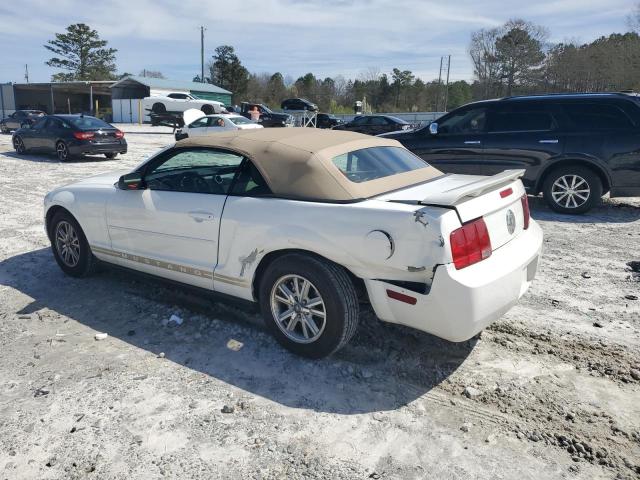 1ZVFT84N865151456 - 2006 FORD MUSTANG WHITE photo 2