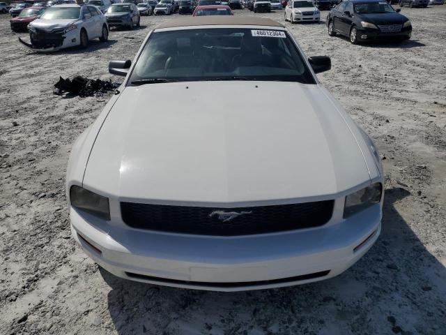 1ZVFT84N865151456 - 2006 FORD MUSTANG WHITE photo 5