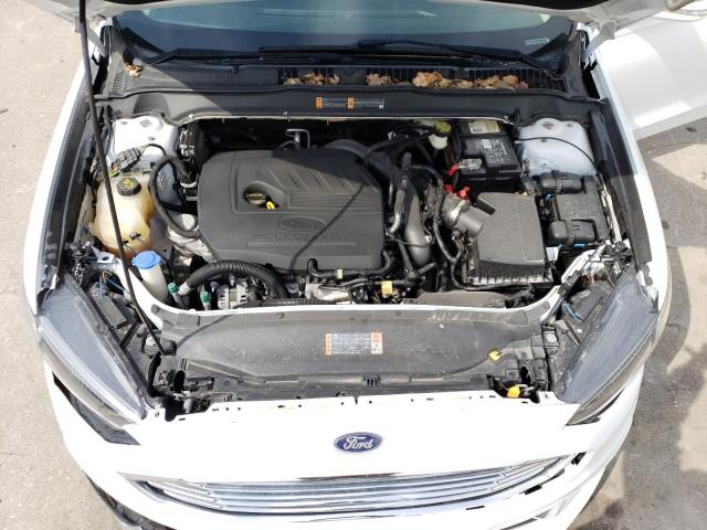 3FA6P0HD9HR317418 - 2017 FORD FUSION SE WHITE photo 11