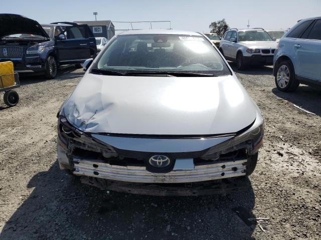 JTDEAMDE8MJ013384 - 2021 TOYOTA COROLLA LE WHITE photo 5