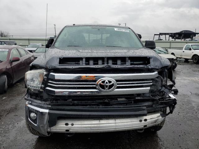 5TFUM5F11HX071374 - 2017 TOYOTA TUNDRA DOUBLE CAB SR/SR5 GRAY photo 5