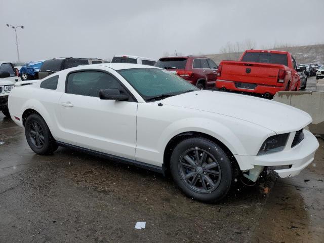 1ZVFT80N865199920 - 2006 FORD MUSTANG WHITE photo 4