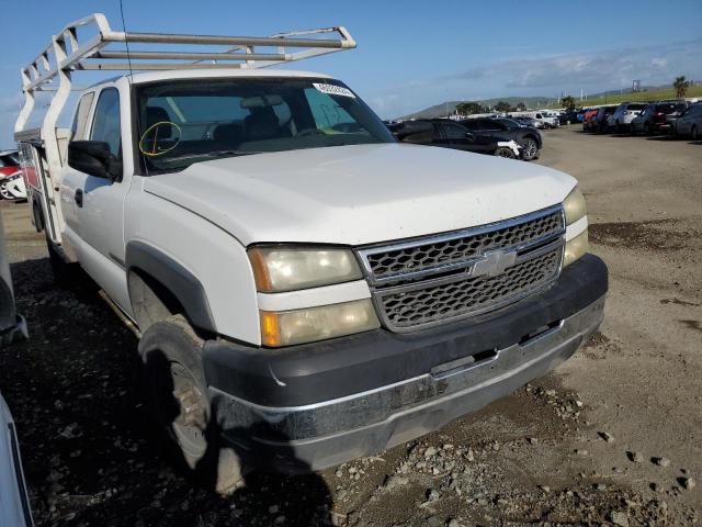 1GBHC29U35E105920 - 2005 CHEVROLET SILVERADO C2500 HEAVY DUTY WHITE photo 4