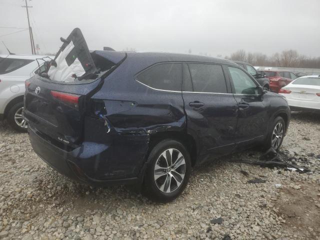 5TDGZRBH0NS580382 - 2022 TOYOTA HIGHLANDER XLE BLUE photo 3