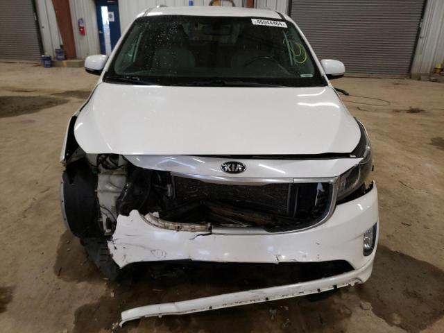 KNDMC5C11F6025151 - 2015 KIA SEDONA EX WHITE photo 5