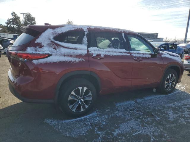 5TDGZRBH9NS573513 - 2022 TOYOTA HIGHLANDER XLE RED photo 3