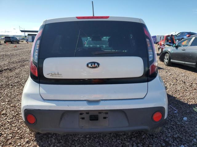 KNDJN2A27H7433366 - 2017 KIA SOUL WHITE photo 6