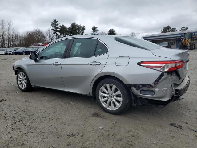 4T1B11HK7JU118327 - 2018 TOYOTA CAMRY L SILVER photo 2