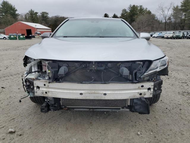 4T1B11HK7JU118327 - 2018 TOYOTA CAMRY L SILVER photo 5