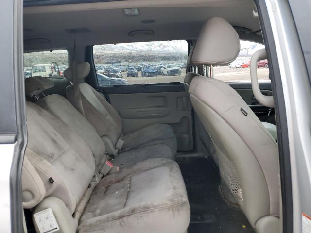 KNDMB5C17F6061557 - 2015 KIA SEDONA LX SILVER photo 10