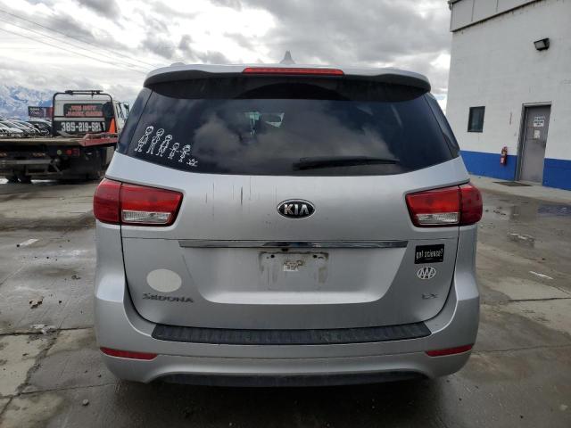 KNDMB5C17F6061557 - 2015 KIA SEDONA LX SILVER photo 6