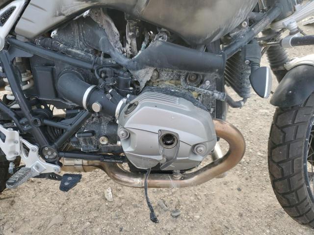 WB10J3306HZ793979 - 2017 BMW R NINE T SCRAMBLER GRAY photo 2