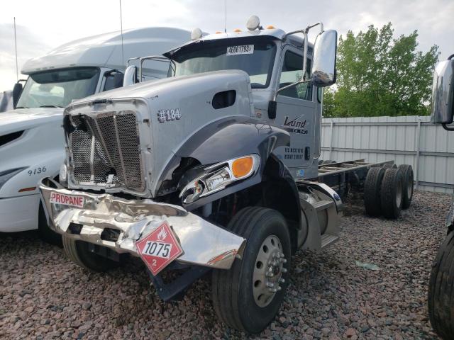 2NP3LJ9XXLM690978 - 2020 PETERBILT 348 GRAY photo 2