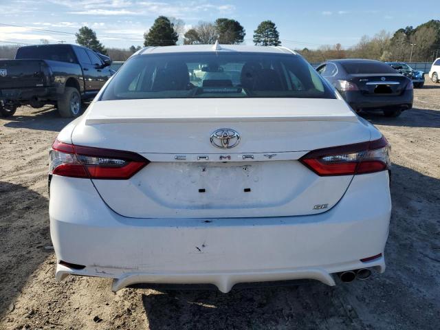 4T1G11AK8NU682817 - 2022 TOYOTA CAMRY SE WHITE photo 6