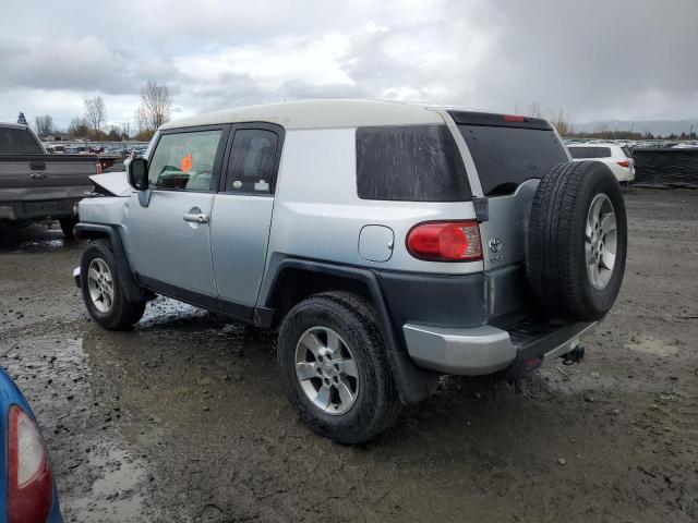 JTEBU11F970069779 - 2007 TOYOTA FJ CRUISER SILVER photo 2