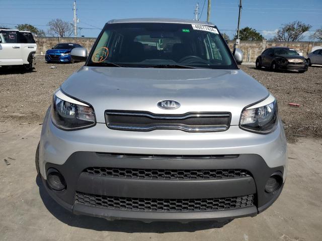 KNDJN2A21K7008085 - 2019 KIA SOUL SILVER photo 5