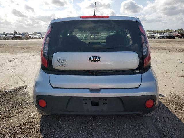 KNDJN2A21K7008085 - 2019 KIA SOUL SILVER photo 6